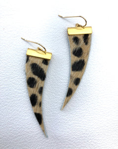 Fur tooth earring with wild cat pattern. 